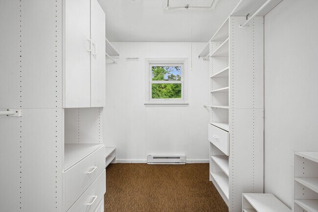 Building Photo - Spacious 3 Bed, 3 Bath