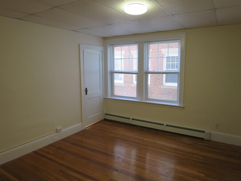 Building Photo - 32 College Ave