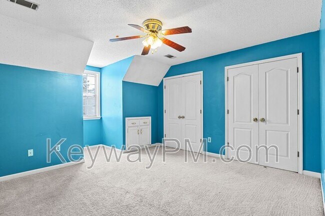 Building Photo - 15 Mulberry Ln