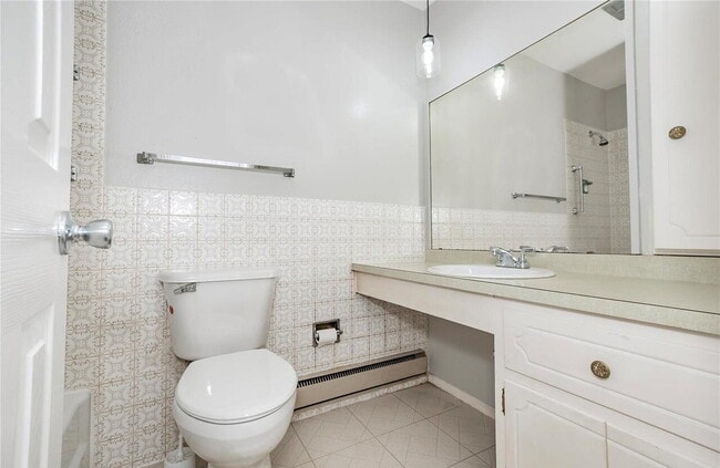 Building Photo - Bright & Spacious Unit with Natural Light