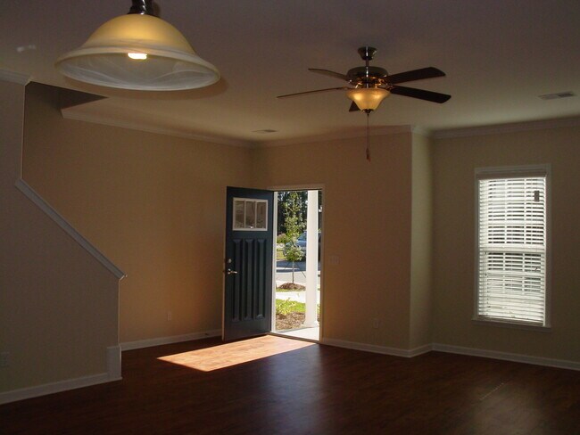 Building Photo - 104 Ventura Pl