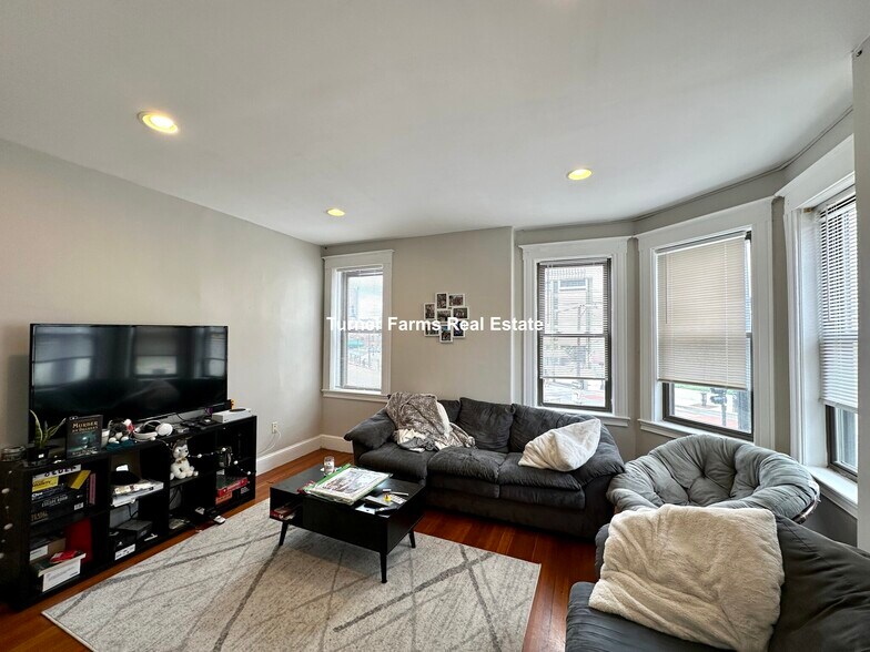 Building Photo - 146 Smith St