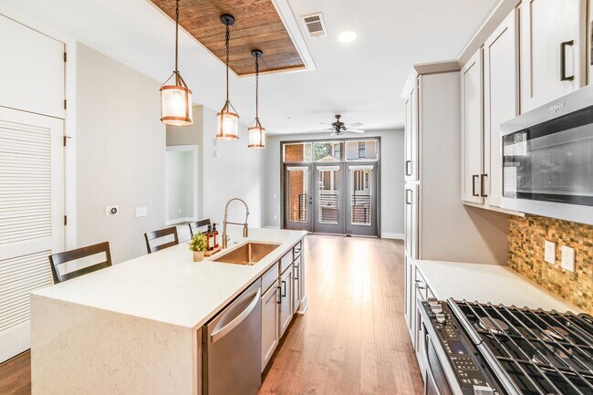 Building Photo - SouthEnd Luxury + Included Utilities (Gas,...