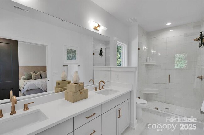 Building Photo - 5615 Lantana Ave