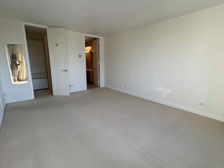 Building Photo - 1440 N Lake Shore Dr