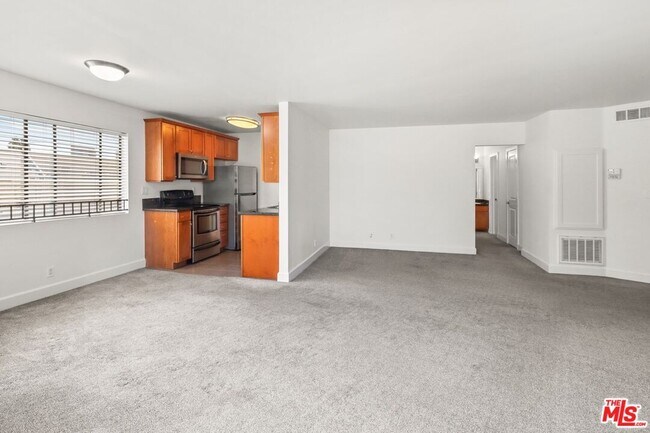 Building Photo - 10982 Roebling Ave