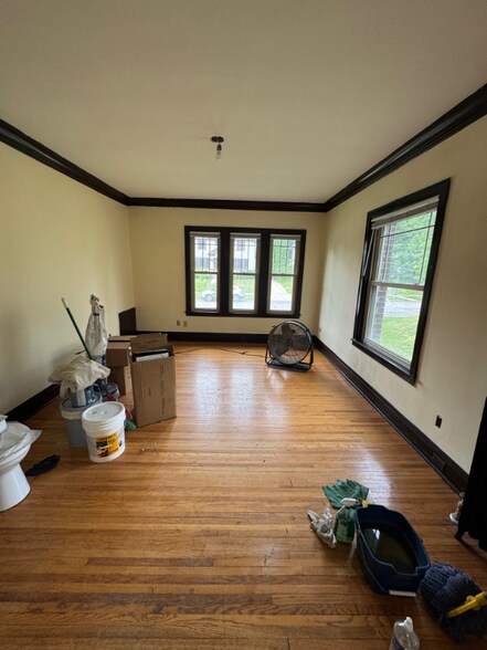 Building Photo - 145 S Chatsworth St