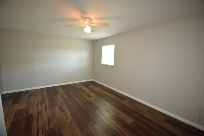 Building Photo - 3BR/1.5BA two story Townhouse