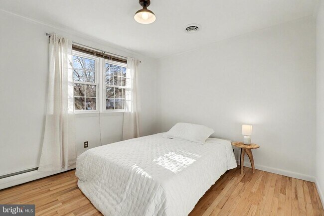 Building Photo - 8 Midland Ct