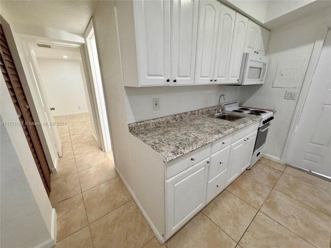 Building Photo - 1 bedroom in Hallandale FL 33009