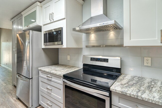 Building Photo - COMING SOON! Beautifully Renovated 3 bedroom 2 bathroom Townhouse