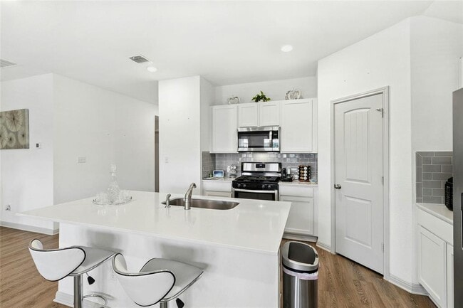 Building Photo - 224 Sweetwater Crk Ln