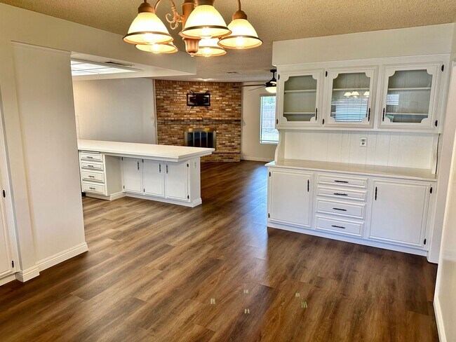 Building Photo - 9913 Spring Oak Dr