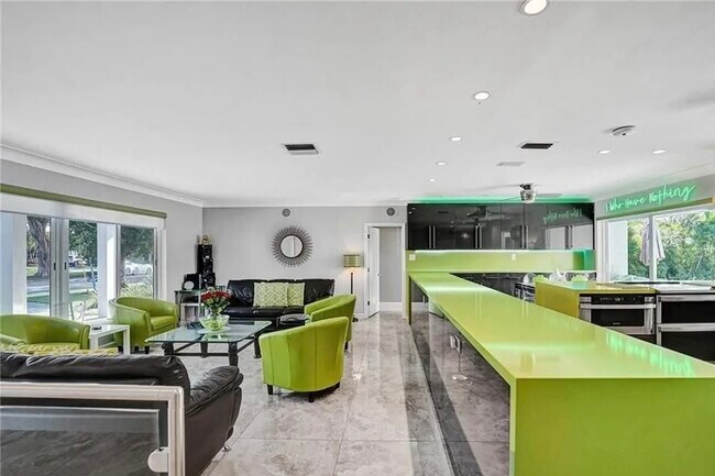 Building Photo - 2830 NE 55th St