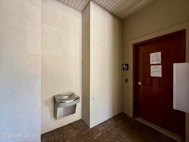 Building Photo - 2200 Pebble Point Dr