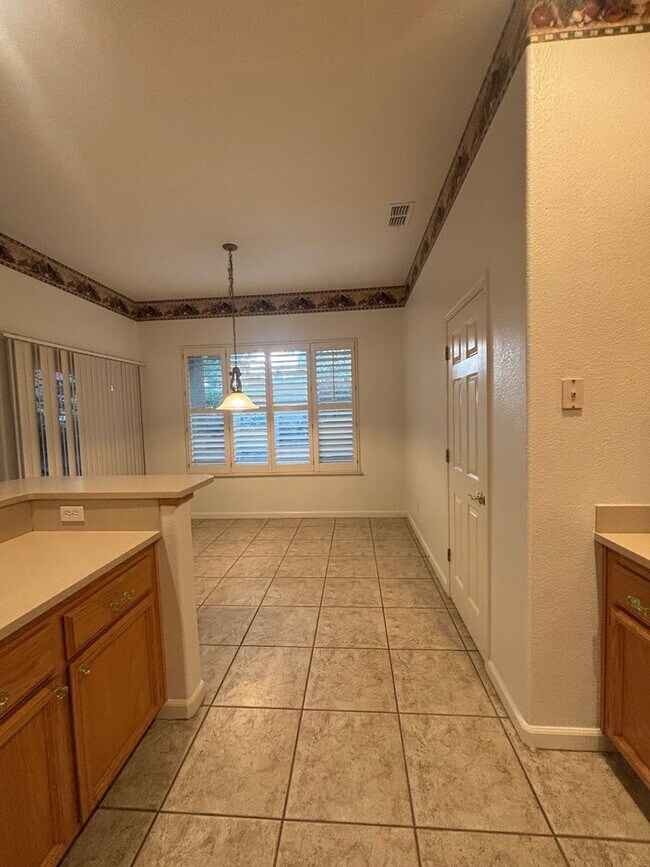 Building Photo - Beautiful 3 Bedroom 3 Bath Home