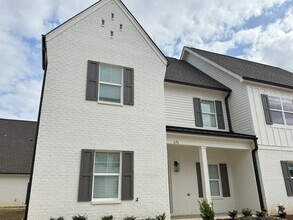 Building Photo - 3BR/3.5BA End Unit in South Grove