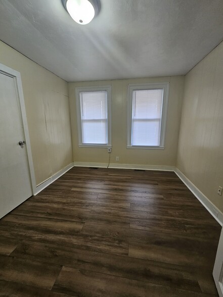 Building Photo - 34 Hallock St