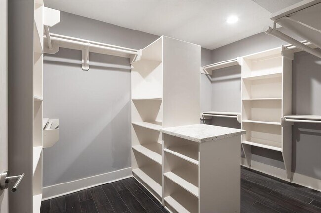 Building Photo - 1407 Lakecliff Dr