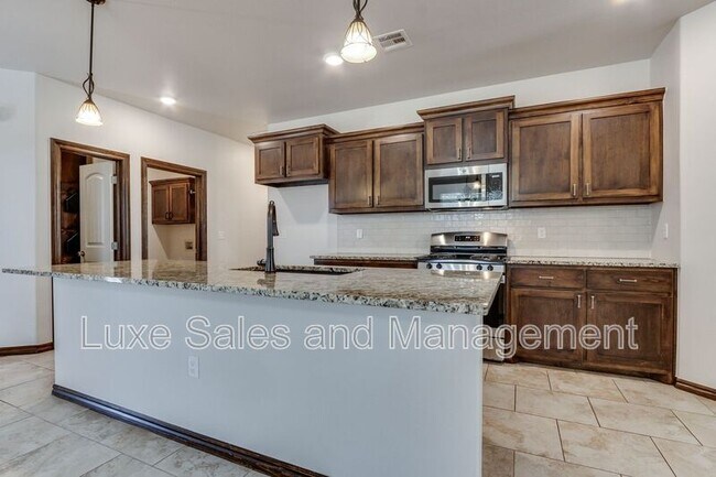 Building Photo - 2200 Alta Vista Ln