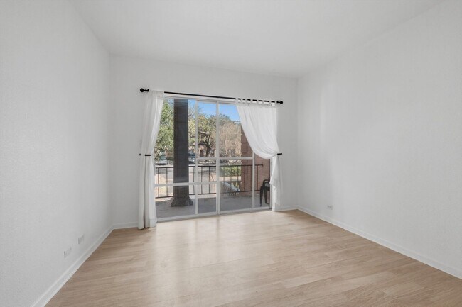 Building Photo - Classic 1/1 in Alamo Heights