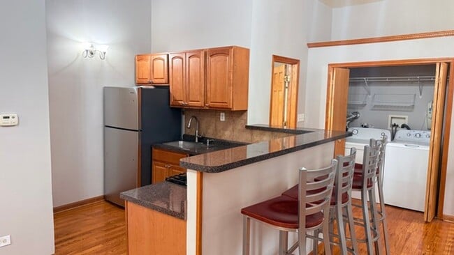 Building Photo - 1086 N Marshfield Ave