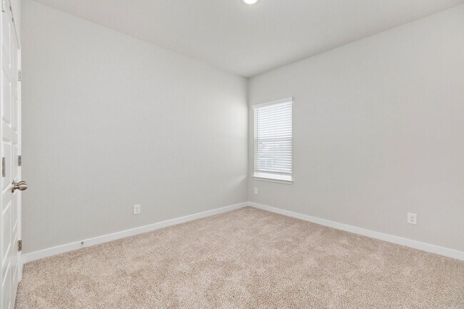 Building Photo - Stunning Duplex in prime location EMMA Park