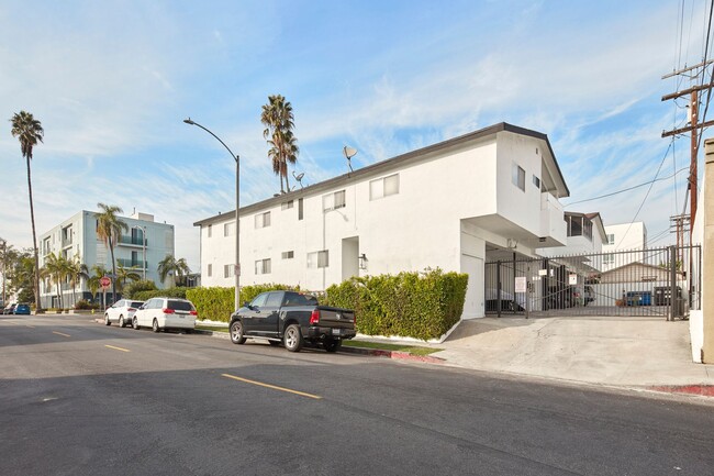 Building Photo - 204 Manhattan Pl