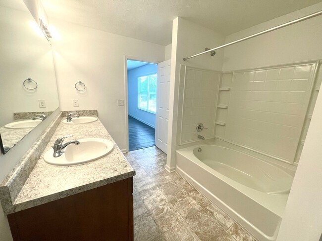 Building Photo - Newer Construction Home!