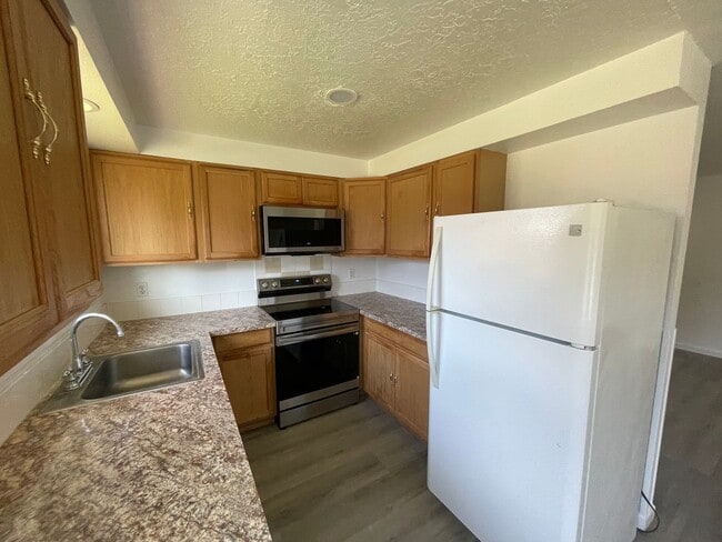 Building Photo - AVAILABLE NOW!! 2BD/1BA Cute Remodeled Dup...