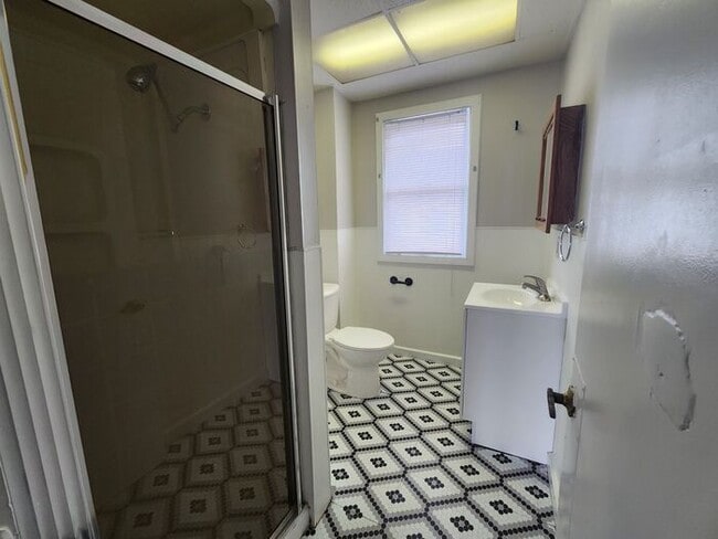 Building Photo - Charming 3-bedroom, 1-bath home with a bright living space, spacious bedrooms, and an easy-to-mai...