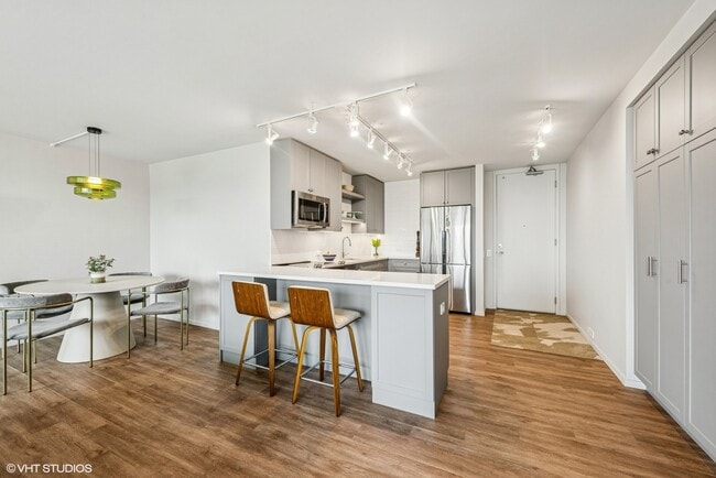 Building Photo - 340 W Diversey Pkwy