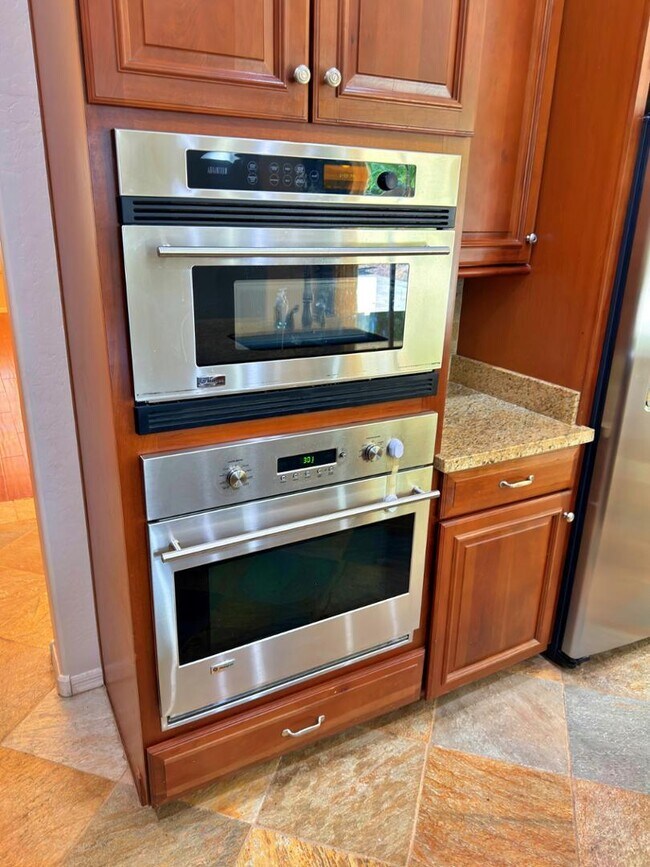 Building Photo - 737 E Charlevoix Ave