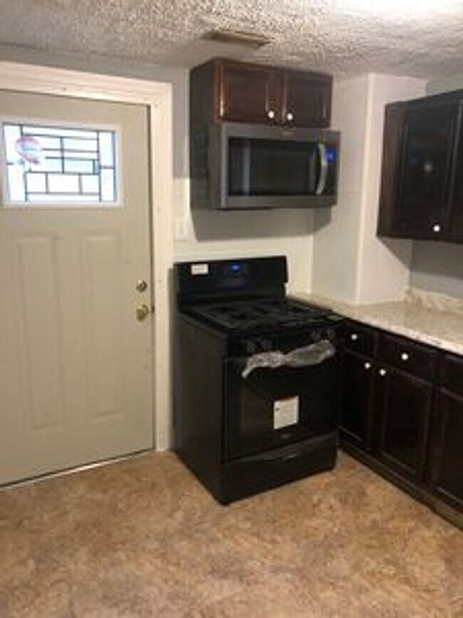 Building Photo - 3 bedroom 2 bath house