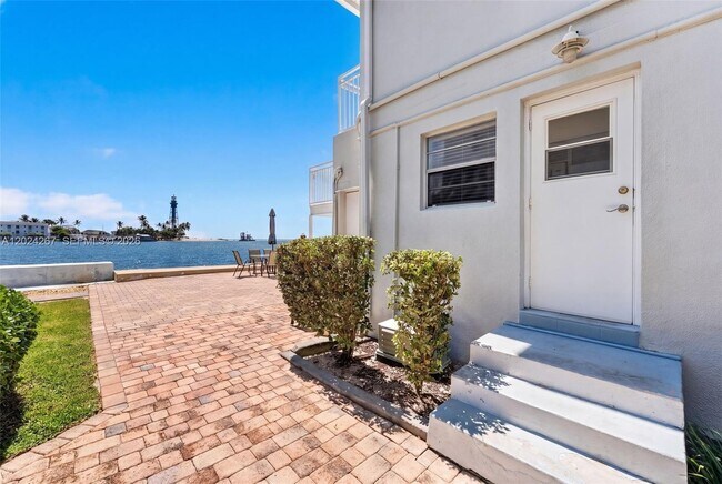 Building Photo - 2508 Bay Dr