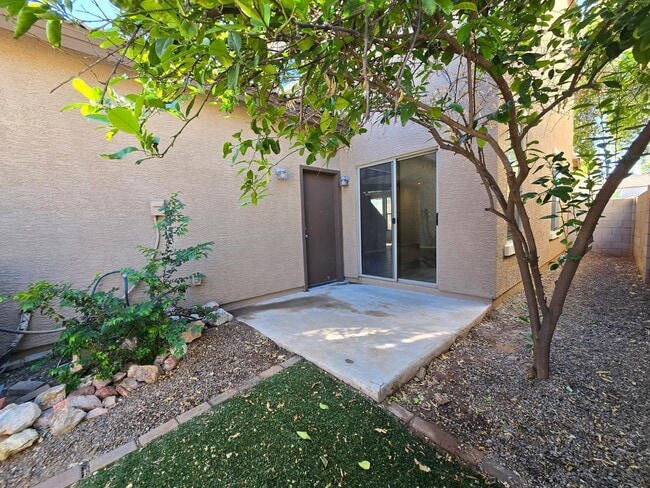 Building Photo - 1977 E Emily Ln