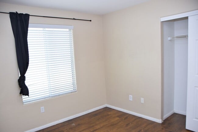 Building Photo - BEAUTIFUL 4 BEDROOM, 2.5 BATH SINGLE-FAMIL...