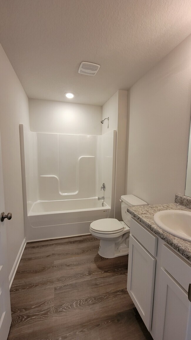 Guest Bath - 5402 Peach Dr