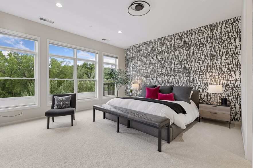 Spacious primary bedroom - 935 Lake St E