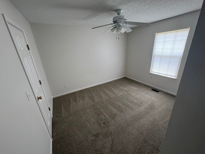 Building Photo - 1074 Lakegrove Ct