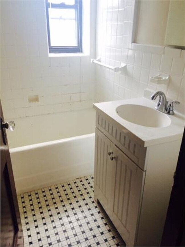 Building Photo - 1508 1/2 Lee Street East