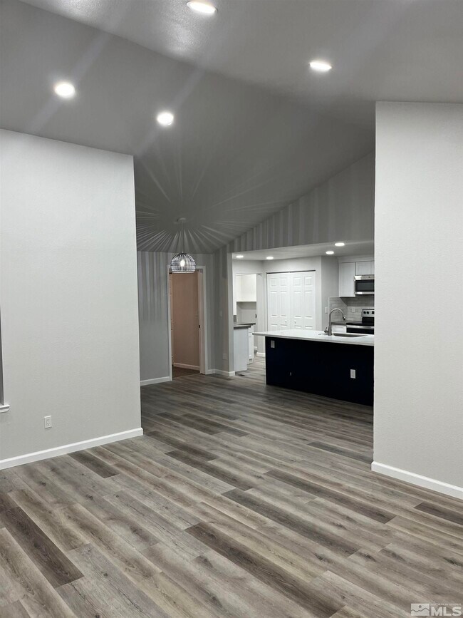 Building Photo - 6900 Sunkist Dr