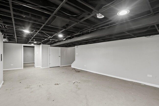 Building Photo - 32W266 Glos St