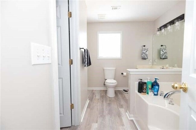 Building Photo - 5 Bedroom home available to rent!