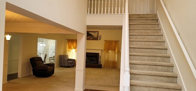 Building Photo - 731 Thompson Ridge Dr