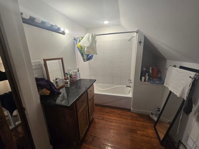 Building Photo - Available for Move In Mid- November!