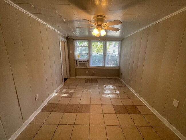 Building Photo - ((FREE RENT)) Cozy 1 Bedroom 1 Bath  Downs...