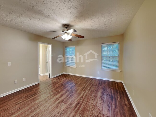 Building Photo - 354 Meadows Ln