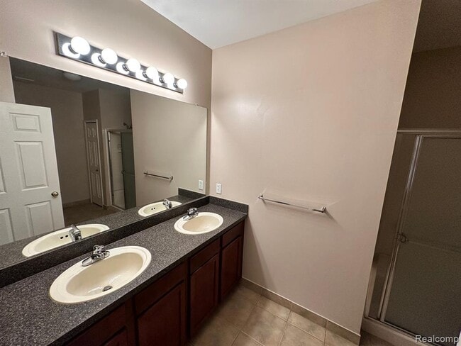 Building Photo - 2354 Pinecroft Dr