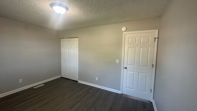 Building Photo - 104 Walnut Crest Dr